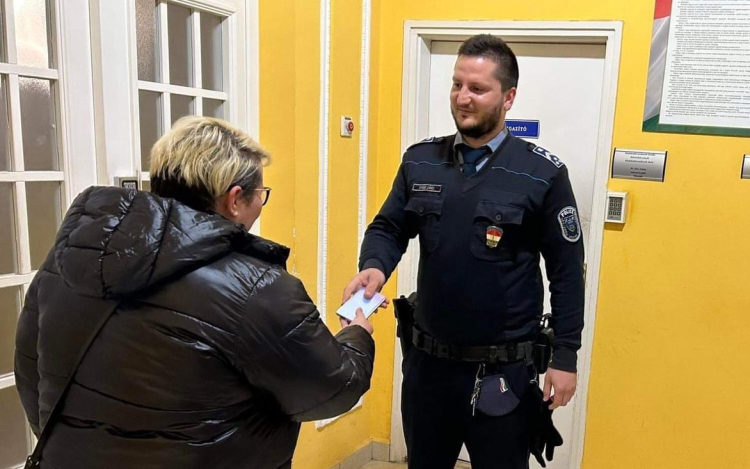 Ellopták a pulton felejtett telefont, a rendőrök rövid időn belül elfogták a párt