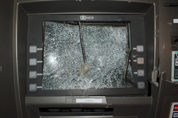 Elfogták egy bankautomata megrongálóját