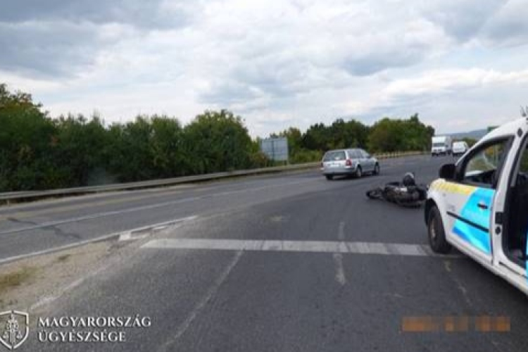 Annyira részeg volt, hogy álló helyzetben eldőlt a motorral