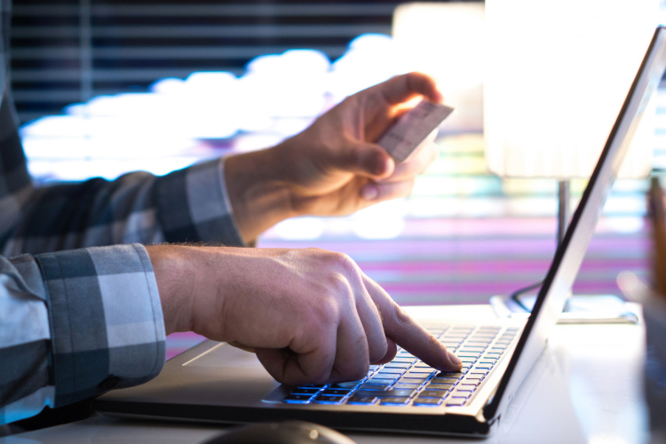 Csúnyán elszaporodtak az online csalások – ne dőljön be!