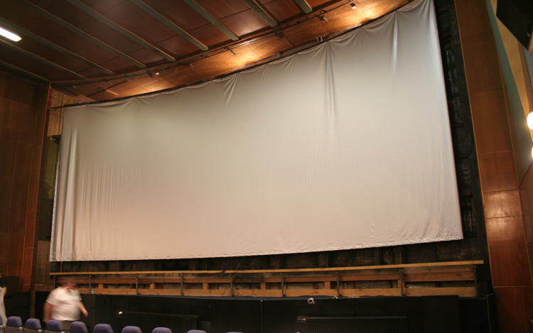 Helyére került az új mozivászon!