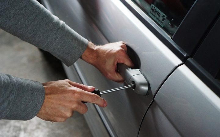 Feltört egy gépkocsit, kettőt pedig megrongált