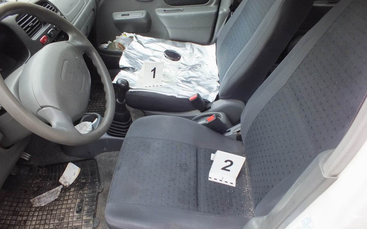 Autófeltörés közben elaludt