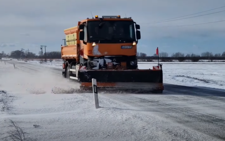 Így tolja az útról a havat Pintér Gergő, a Magyar Közút bajnoka