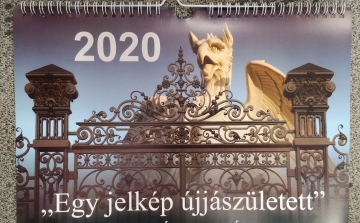 Az Esterházy-kastély kapujának újjászületését mutatja be a városi könyvtár új naptára