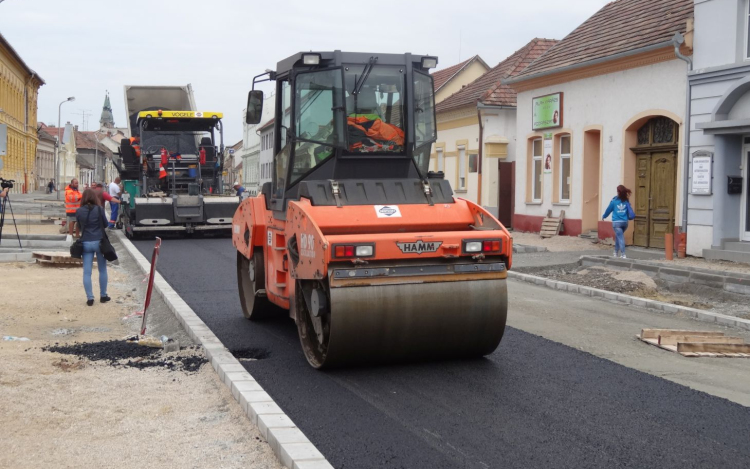 Aszfaltozzák a Jókai utcát