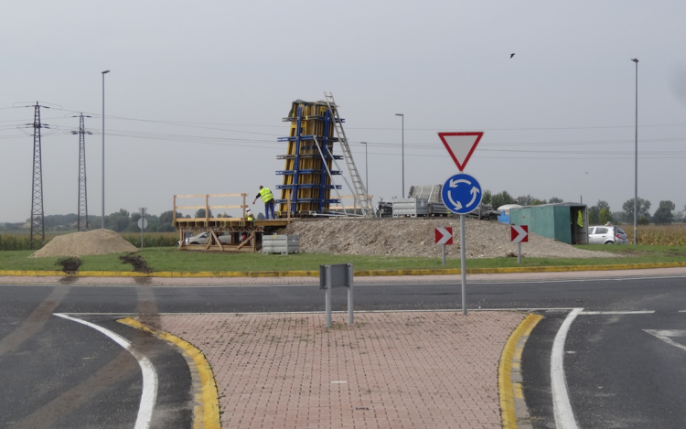 Egyre látványosabb a MiG-21 emlékmű építése