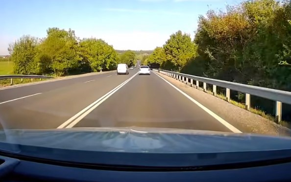 Rendőrautót előzött a dupla záróvonalon keresztül a 8-ason - Videó