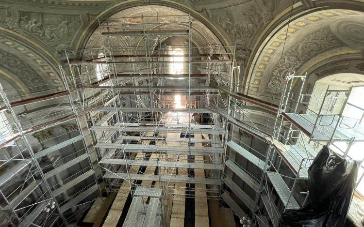 Statikusok és restaurátorok együtt dolgoznak - Képeken a Nagytemplomban zajló munka