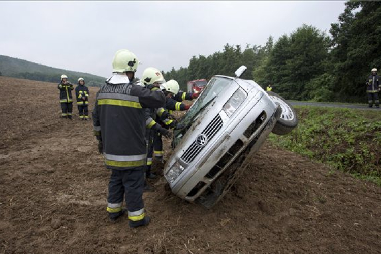 Anya és két gyermeke borult fel autóval Zalában 