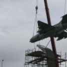 MiG-21 Emlékmű - Pápa - A gép emelése