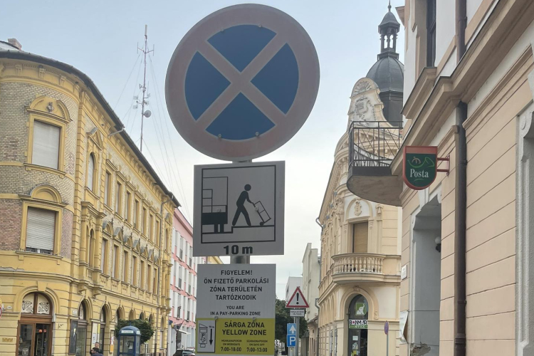 Olyan közlekedési táblakombinációt helyeztek ki a Postánál, amit nem ismer a KRESZ