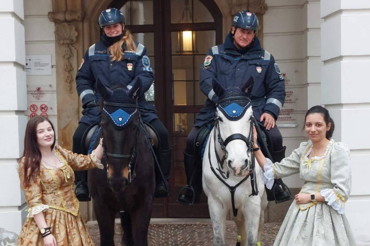 Örömmel fogadták a pápaiak a lovas rendőröket