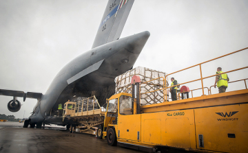 Pápáról indult segélyszállítmány a hurrikán sújtotta Karibi-térségbe