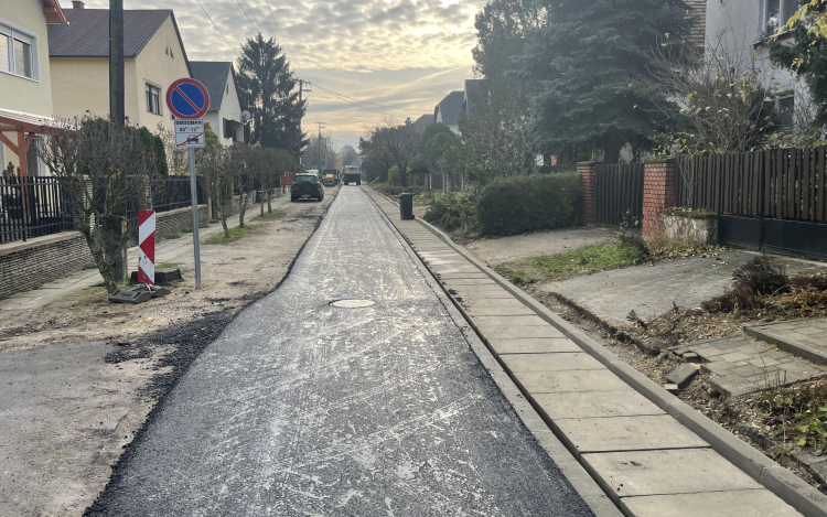 Már aszfaltozzák a sétányokat és a Szalmavári utcát