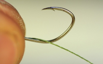 Egy nudista legérzékenyebb testrészébe akadt bele a csali