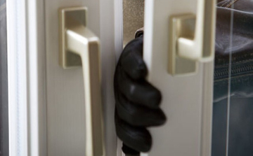 Öt pápai lakásba tört be