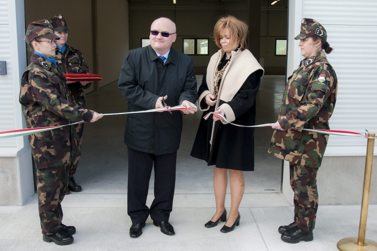 Raktárbázist avattak a repülőtéren