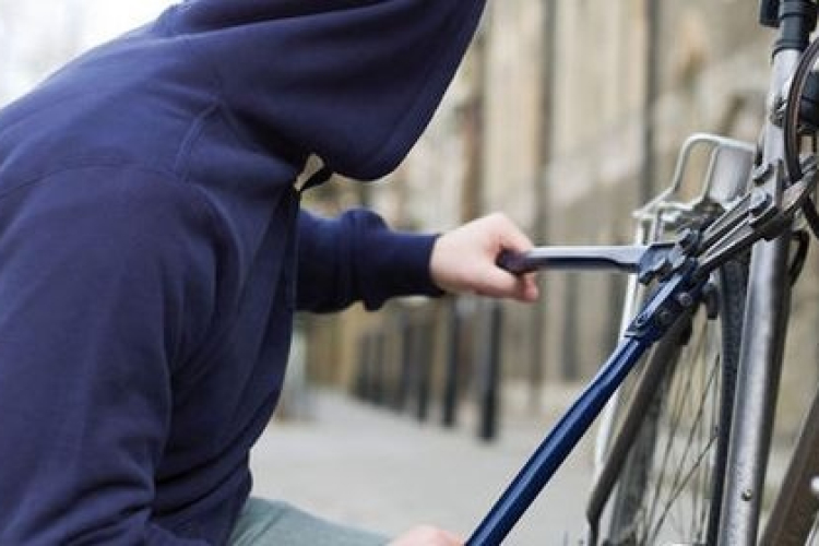 Nagy értékű kerékpárt lopott
