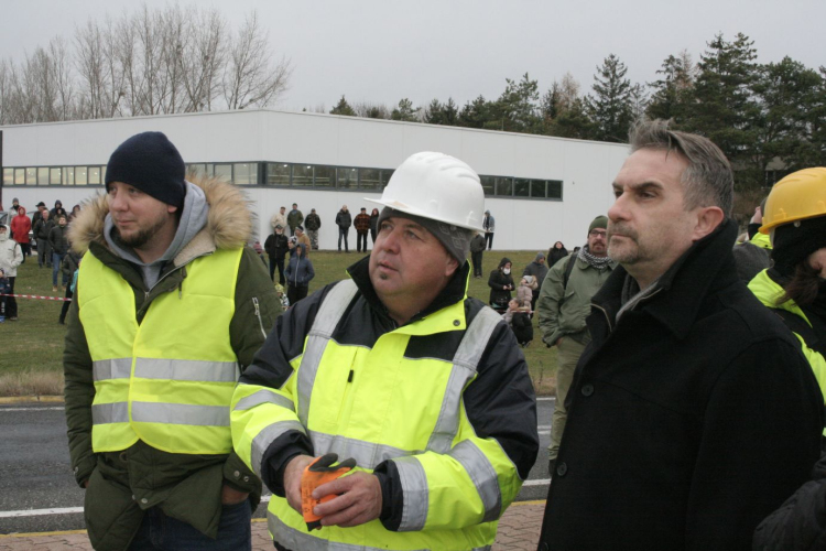 MiG-21 Emlékmű - Pápa - A gép emelése