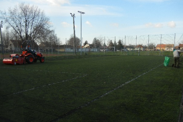 Felújítják a műfűves pályákat