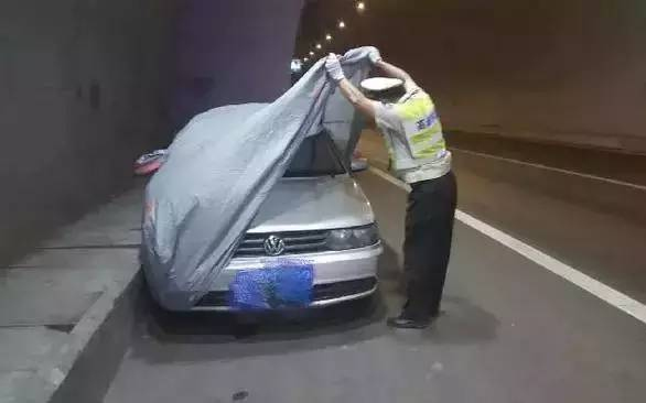 Félreálltak szexelni a kocsiban, kopogtatott a rendőr!