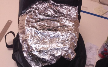 Alufóliával bélelt táskába rejtette a szoftvereket