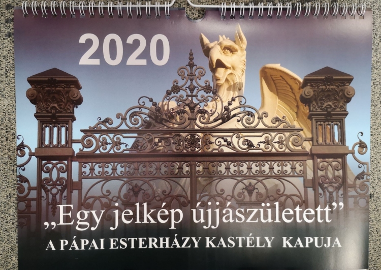 Az Esterházy-kastély kapujának újjászületését mutatja be a városi könyvtár új naptára
