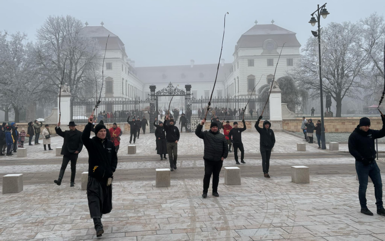 Karikás ostorok csattogása búcsúztatta az óévet Pápán