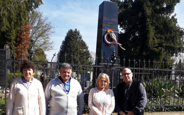 Koszorú az első népképviseleti országgyűlés elnöki futárának sírjára