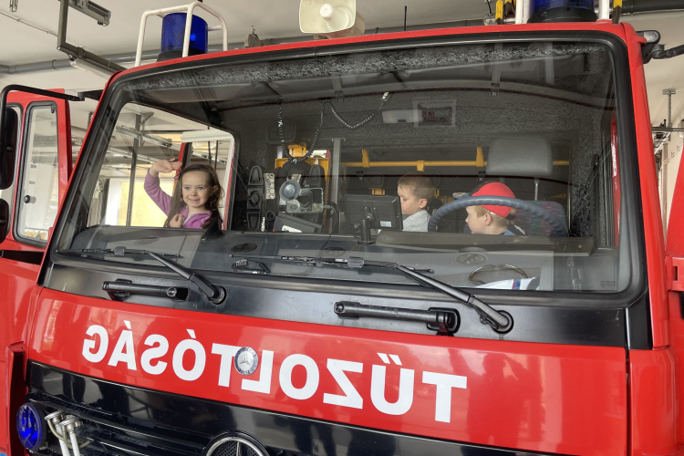 Gyermekek mosolya a tűzoltóságon
