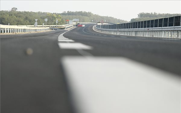 Az ország leghosszabb gumibitumenes útszakasza lett az új 83-as!