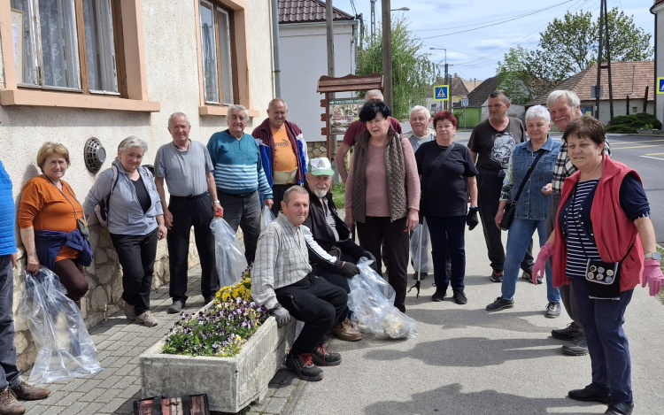 Példás összefogás Tapolcafőn: 18 önkéntes tisztította meg a települést