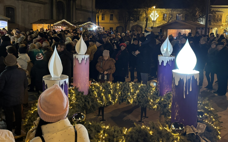 Felgyúlt az első gyertya a városi adventi koszorún