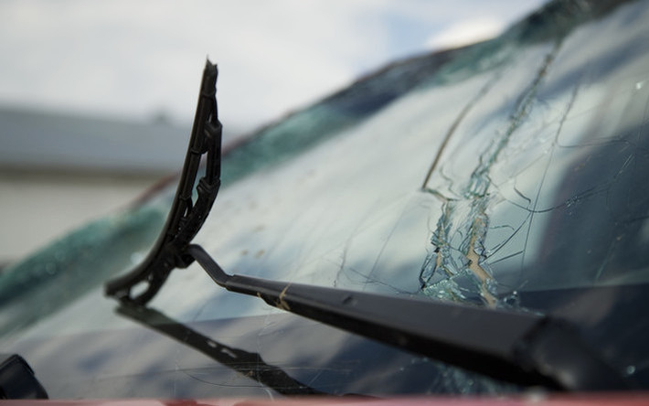 Árokba hajtott egy autó a 83-ason