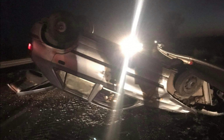 Felborult egy autó a 83-ason