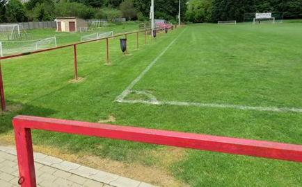 Pápa környéki sportrendezvényen bántalmazta az idős sértettet