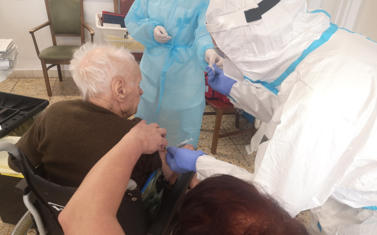 Tényleg elrontja az oltások megszervezését a kormány?