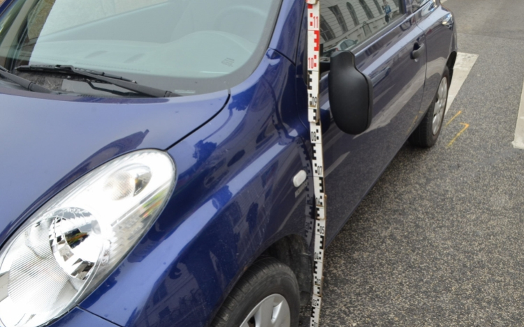 Rendőrautónak csapódott a zebrán elütött gyalogos