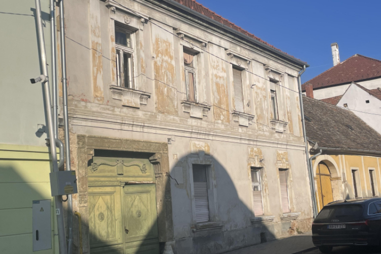 Eladná az önkormányzat a hírhedt Korvin 13-at!