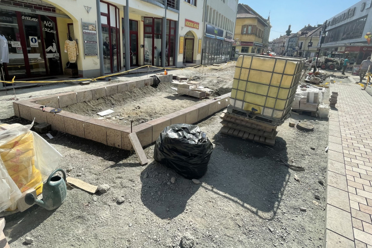 Elkezdték az első zöld sziget kialakítását a Kossuth utcán