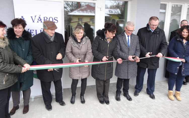 Átadták a Huszár lakótelepi orvosi rendelő megújult épületét