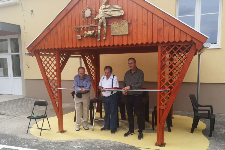 Hangulatos pavilont adtak át a könyvtár udvarán