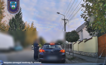 Nem volt bekötve, megállították, kiderült, hogy ivott is - Videó