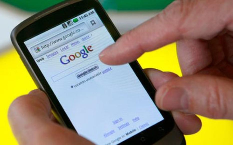 Fűben talált mobiltelefon