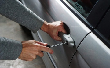 Feltört egy gépkocsit, kettőt pedig megrongált