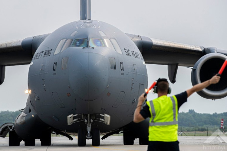 Pápai C-17-es szállított magyar segítséget a tűzvész sújtotta Hawaiira