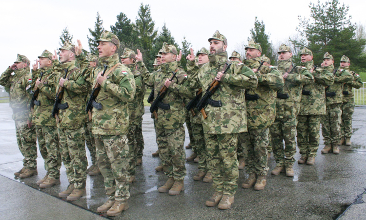 32 honvéd tett esküt az MH Pápa Bázisrepülőtéren