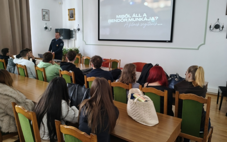 Iskolapadból szolgálatba 