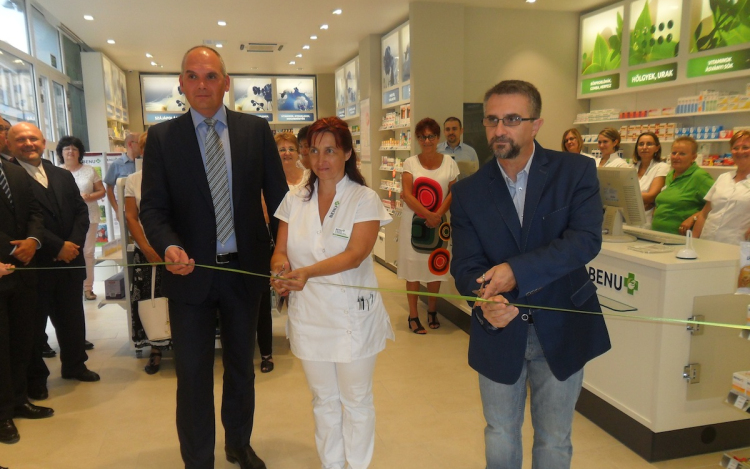 Ünnepélyesen megnyílt a megszépült és átalakult Karlovitz Gyógyszertár